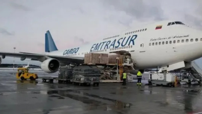 Avión retenido en Ezeiza: el juez prohíbe salir del país a los 19 tripulantes