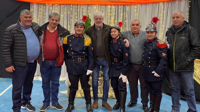 Bomberos voluntarios de La Boca tomaron juramento a nuevos integrantes en La Isla del Cerrito
