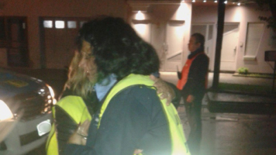 Ebrios quisieron agredir a una inspectora municipal
