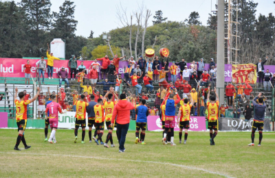 Sarmiento, con uno menos, festejó en Sunchales y sigue prendido