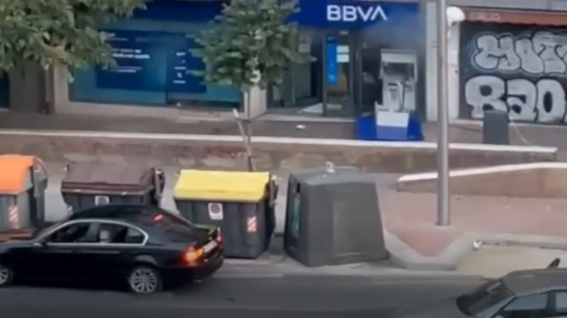 España: revientan con explosivos un cajero automático y los vecinos recogen billetes del suelo