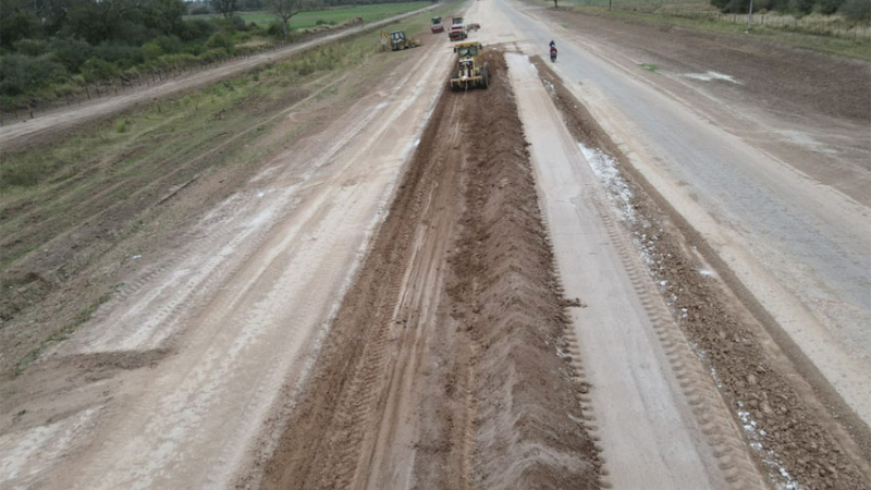 Ruta 6: avanzan los trabajos de obras básicas y pavimento