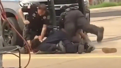 EEUU: tres policías golpean ferozmente a un detenido en sitio público