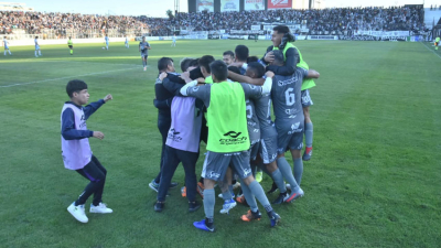 For Ever venció a Atlético Rafaela y no quiere despertar de su sueño