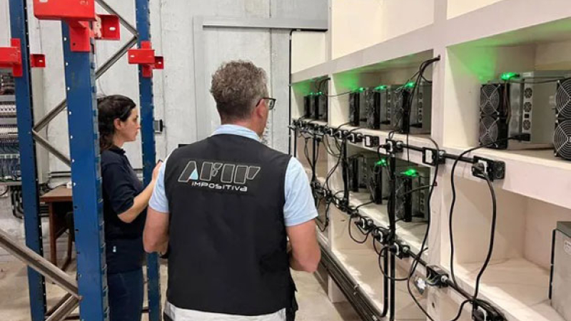 Hallaron una granja de minado de criptomonedas oculta en un almacén de frutas