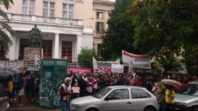 Gobierno bonaerense prepara más de 30 mil despidos en educación
