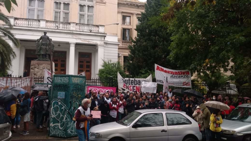 Gobierno bonaerense prepara más de 30 mil despidos en educación