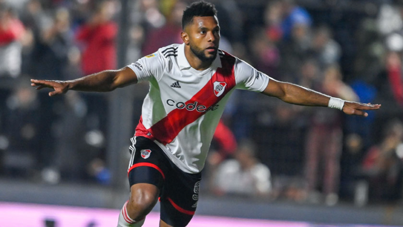 De la mano de Borja, River ganó en Paraná y da pelea