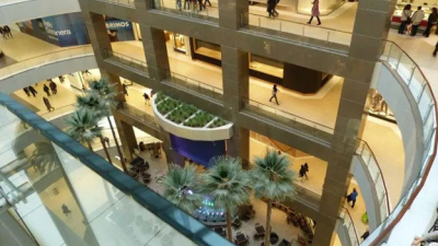 Un hombre se quitó la vida al arrojarse desde el quinto piso de un shopping y cayó sobre otra persona