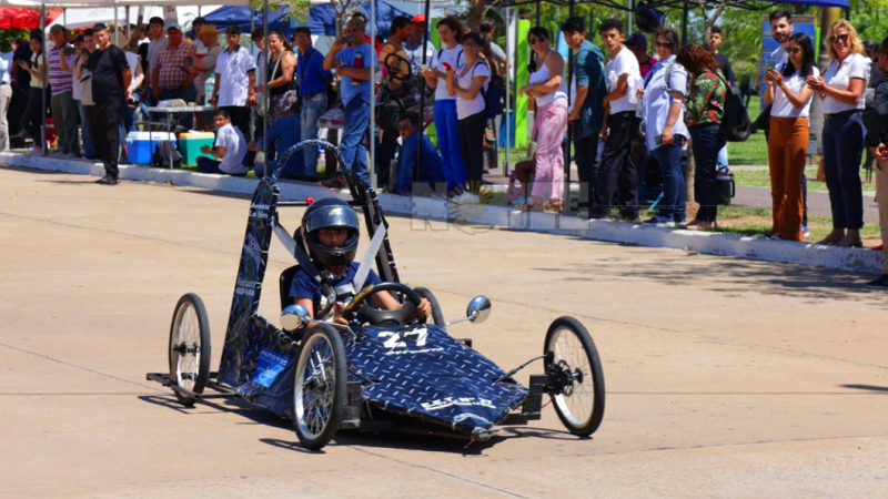 Estudiantes de escuelas técnicas compiten con autos eléctricos y ecológicos construidos por ellos mismos