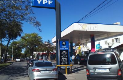 Bronca y resignación en conductores de la capital por el combustible