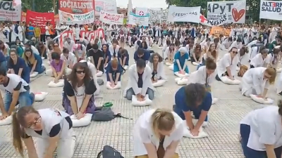 Profesionales se concentraron en el Obelisco reclamando su reconocimiento laboral