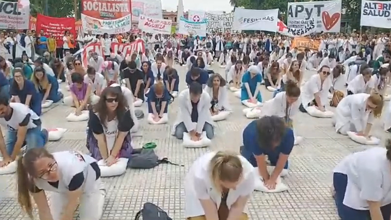 Profesionales se concentraron en el Obelisco reclamando su reconocimiento laboral