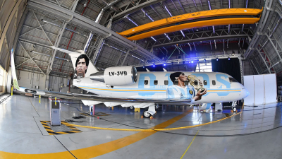 Maradona presente en Qatar: se inauguró su Fan Fest con la presencia del avión Tango D10S