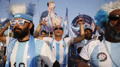 Un centenar de hinchas argentinos con entradas quedó afuera en el debut de la Selección