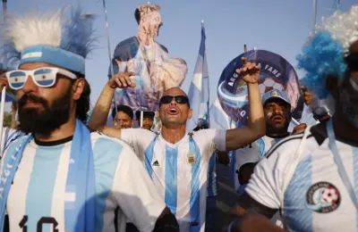 Un centenar de hinchas argentinos con entradas quedó afuera en el debut de la Selección