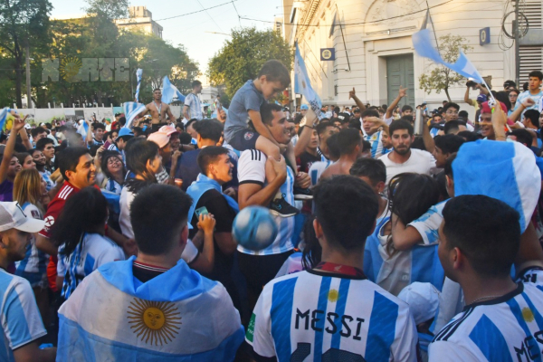 Resistencia festejó el pase a octavos de la Copa del Mundo