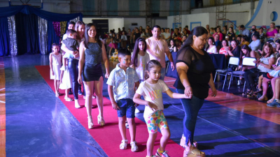 La Fundación Muchas realizó un desfile solidario para colaborar con comedores escolares