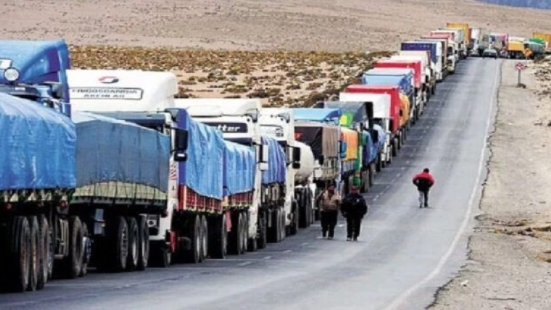 Miles de camiones bolivianos paralizados por el conflicto en Perú