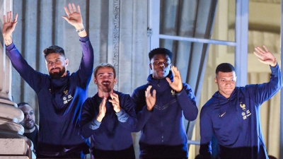 Multitudinaria recepción a selección de Francia en París
