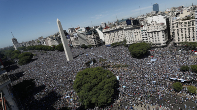Revolución por los campeones del mundo: comenzó la caravana de  la Selección argentina junto a una multitud