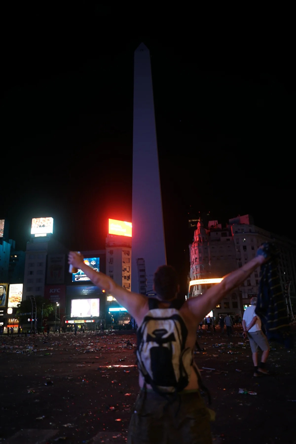 Los manifestantes protestaron cuando los efectivos ordenaron bajar a las personas que seguían en la cima del Obelisco.