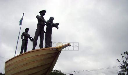 nublado- monumento inmigrantes.JPG copy