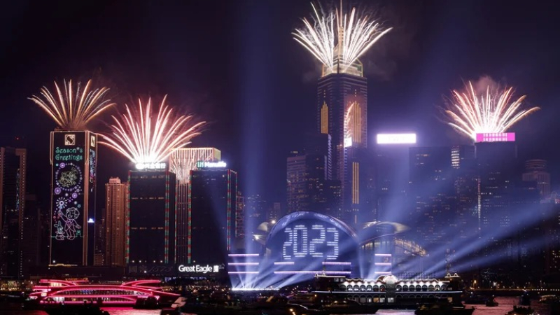 Fuegos artificiales y gente en las calles: así recibió el mundo al 2023