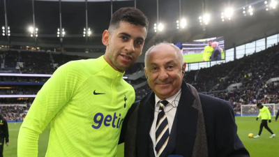 Ardiles le entregó un reconocimiento del Tottenham al ‘Cuti‘ Romero