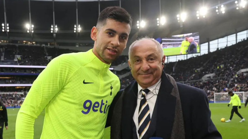 Ardiles le entregó un reconocimiento del Tottenham al ‘Cuti‘ Romero