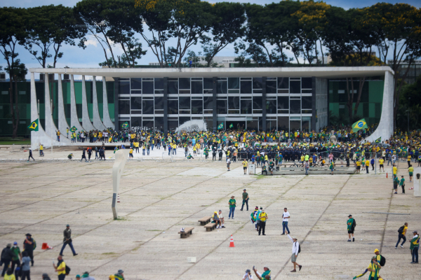 EL  SECRETARIO GENERAL DE LA ORGANIZACIÓN DE ESTADOS AMERICANOS,  LUIS ALMAGRO manifestó que                  
‘Condenamos el ataque a las instituciones en Brasilia,  lo cual constituye una acción repudiable y un atentado directo a  la democracia. Estas acciones son inexcusables y de naturaleza  fascista‘.