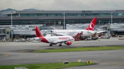 Hallaron dos cadáveres en el tren de aterrizaje de un avión