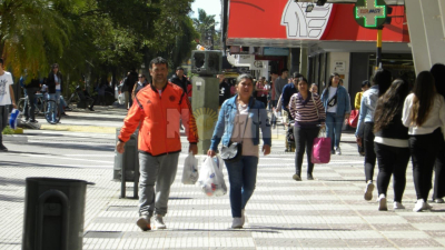 Intenso movimiento en el centro el primer día del fin de semana largo