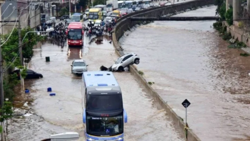 Un fuerte temporal causó derrumbes e inundaciones en Brasil: hay al menos 36 muertos