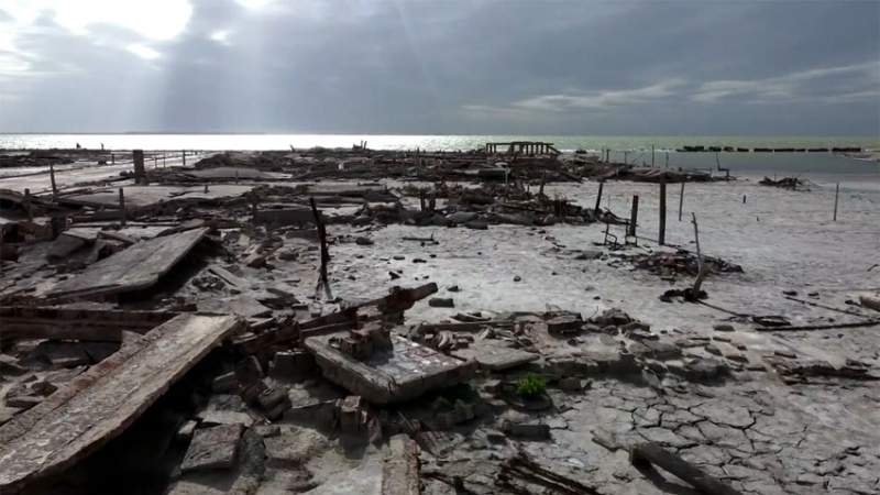 Un pueblo emerge de las profundidades en medio de la sequía