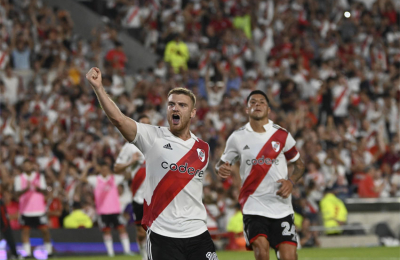 River goleó a Godoy Cruz y es el único escolta 