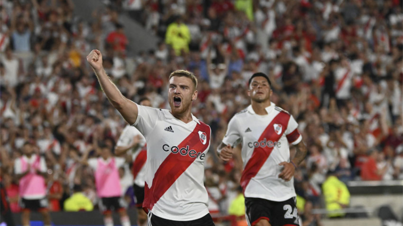 River goleó a Godoy Cruz y es el único escolta