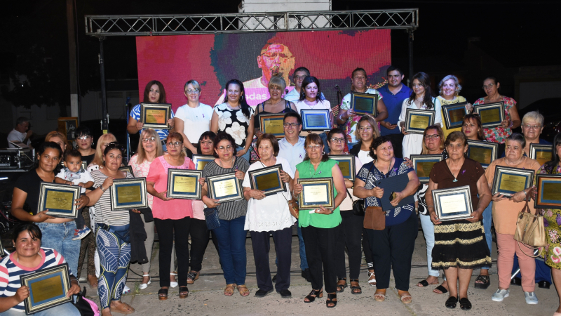 Gustavo Martínez reconoció la labor comunitaria de mujeres de Villa El Dorado