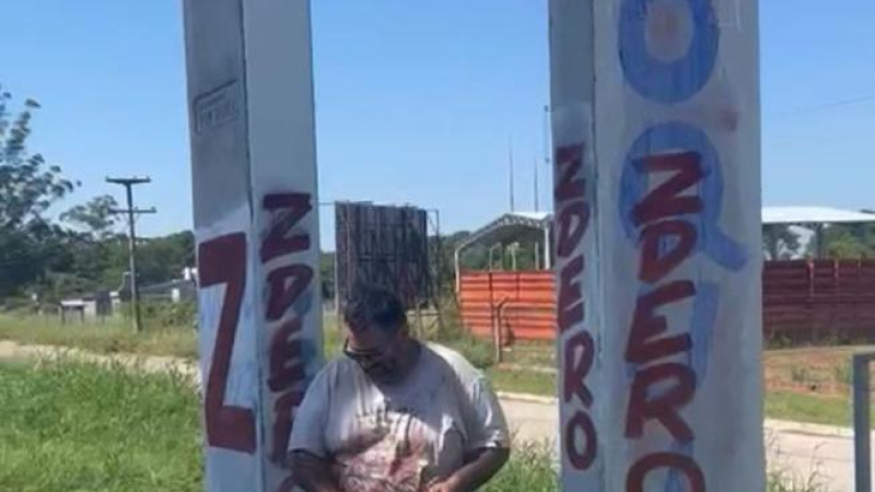 Puerto Tirol: pintaban carteles políticos y fueron detenidos por increpar a vecina