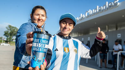 Clima de fiesta por la llegada de la Selección a Santiago con entradas agotadas