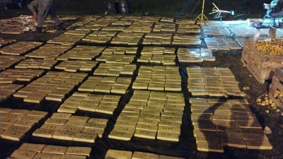 Llevaba casi dos toneladas de marihuana escondida en una carga de mandarina