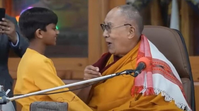 Escándalo por un video en el que el Dalai Lama besa a un niño en la boca