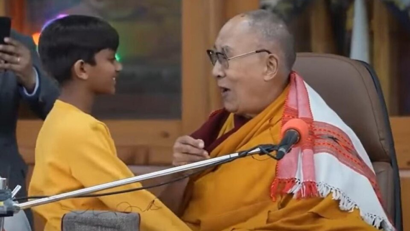 Escándalo por un video en el que el Dalai Lama besa a un niño en la boca