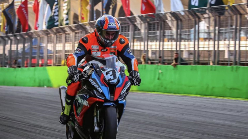 Los Gandola en el podio del SuperBike de Brasil