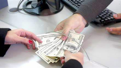 Debutan las nuevas medidas, que apuntan a mantener al dólar bajo control más que a bajar la inflación