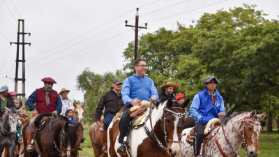 Gustavo Martínez llegó con la cabalgata de la Fundación San Jorge hasta Puerto Tirol
