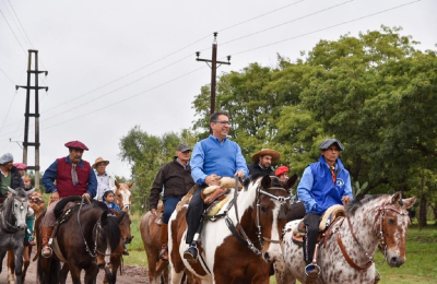 Gustavo Martínez llegó con la cabalgata de la Fundación San Jorge hasta Puerto Tirol