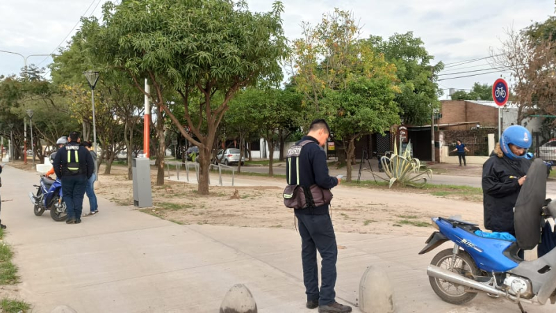 Multaron a motociclistas que circulaban por la senda peatonal en la avenida 9 de Julio