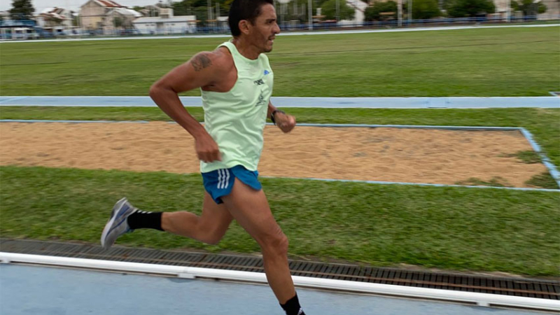 Cumple 51 años y los festeja dando 51 vueltas a la pista del Jaime Zapata