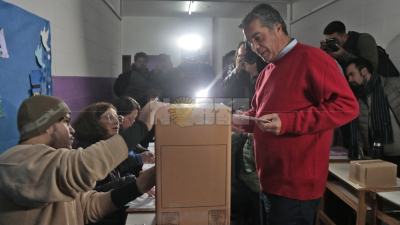 El gobernador Capitanich votó muy temprano y habló con los medios de prensa del país